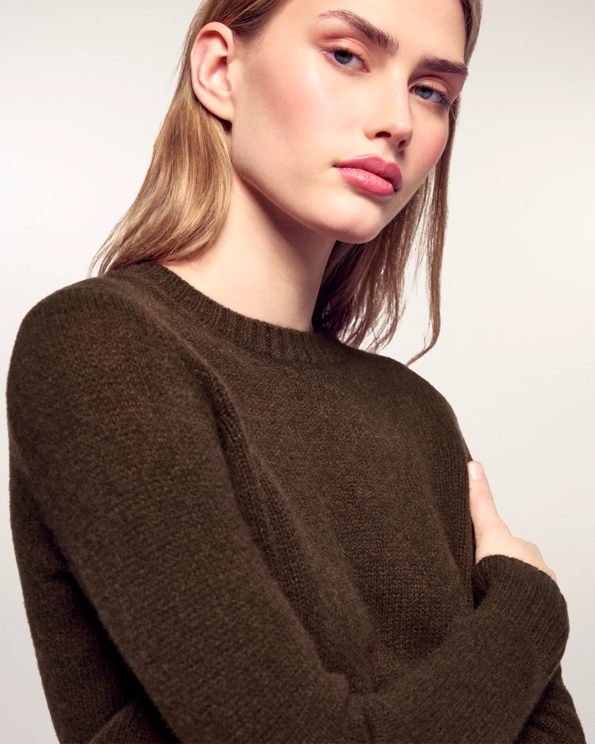 Pull Col Rond Court (S26/ FEMME / Chocolat) - Image 2