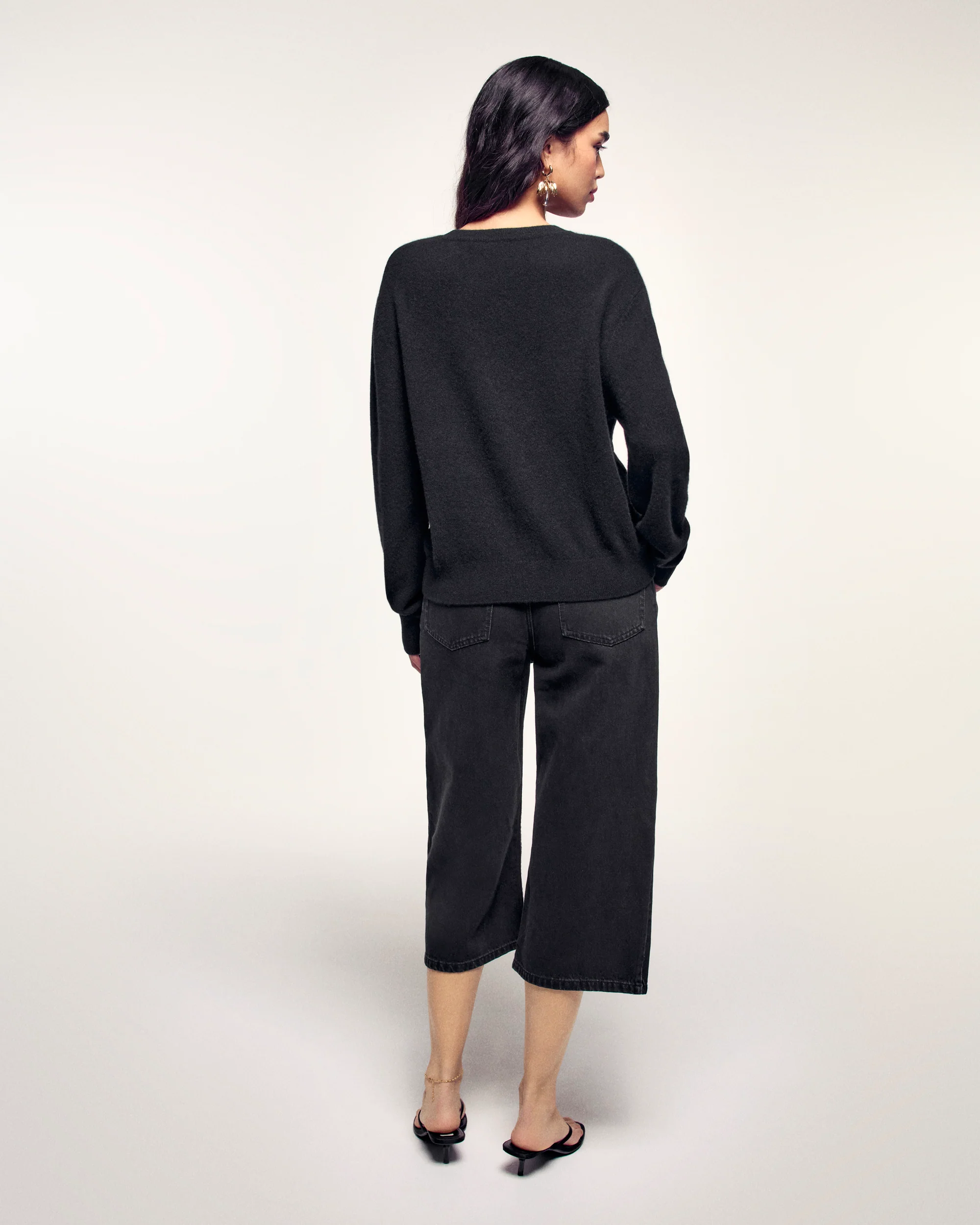 Pull Col Rond Boutons Dorés FF (S26/ FEMME/ Noir) - Image 3
