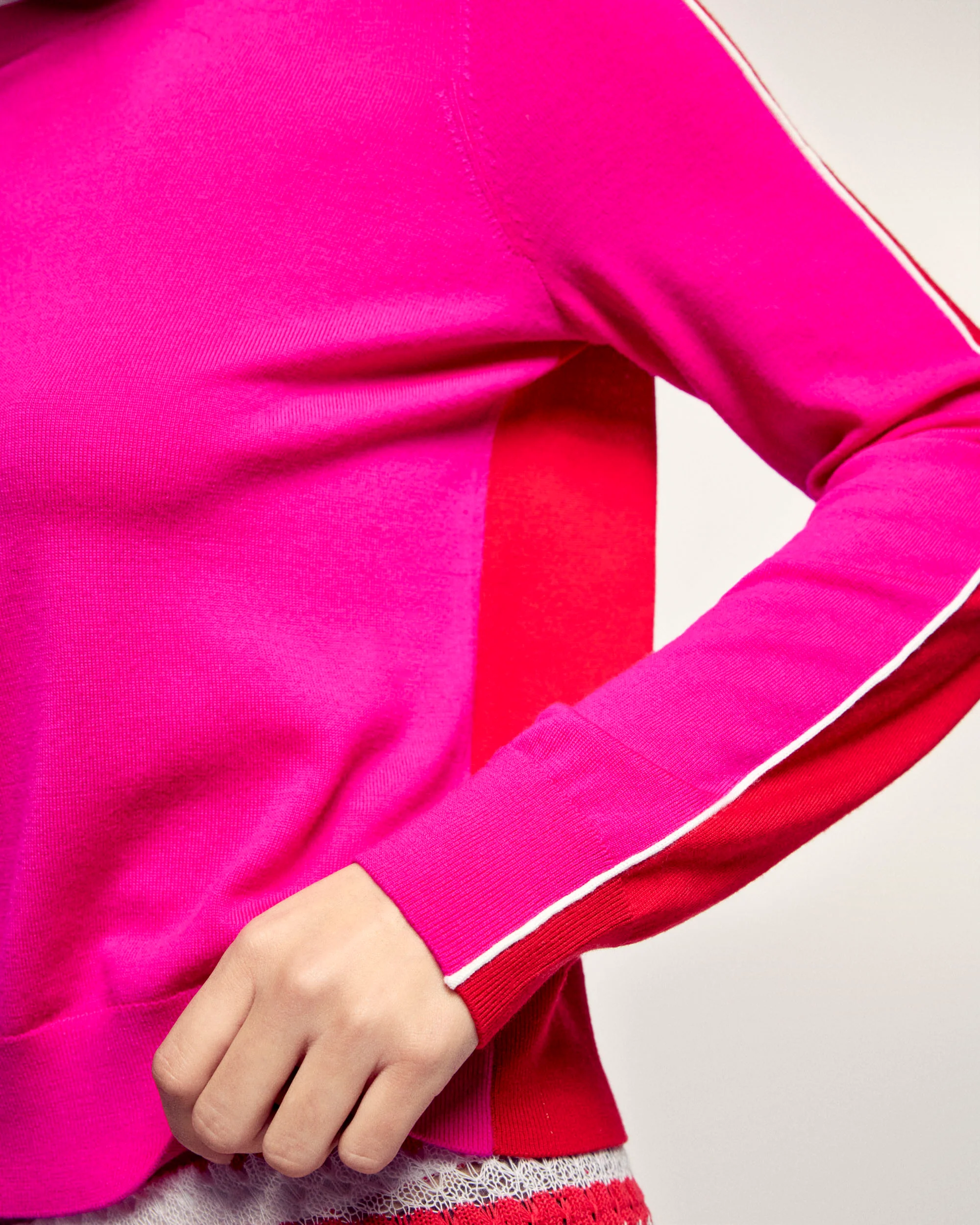 Pull Col Rond Tricolore (S26/ FEMME/ Tropical Raspberry / RWS) - Image 3