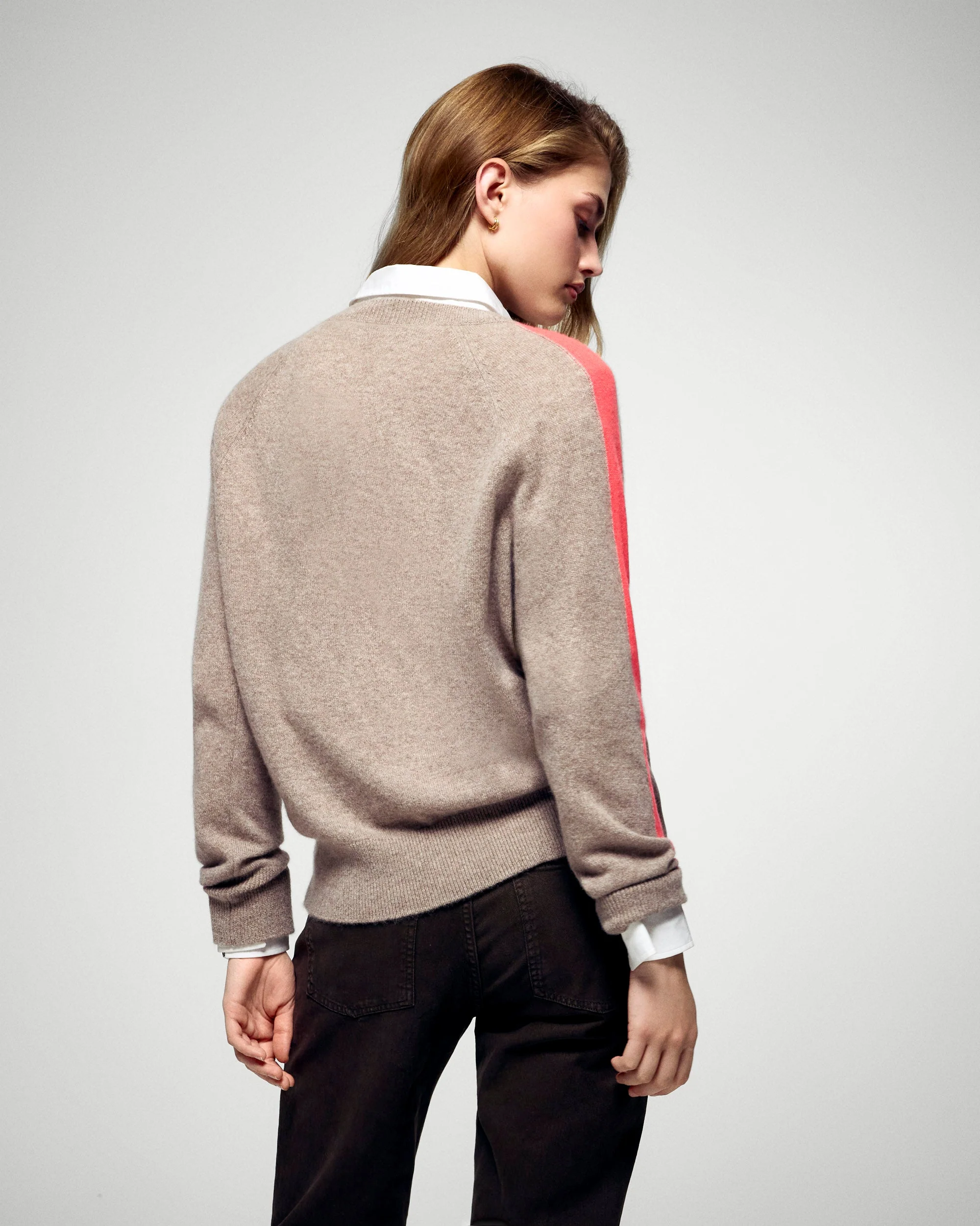 Pull Col V (H25 / FEMME / Taupe Chiné) - Image 4