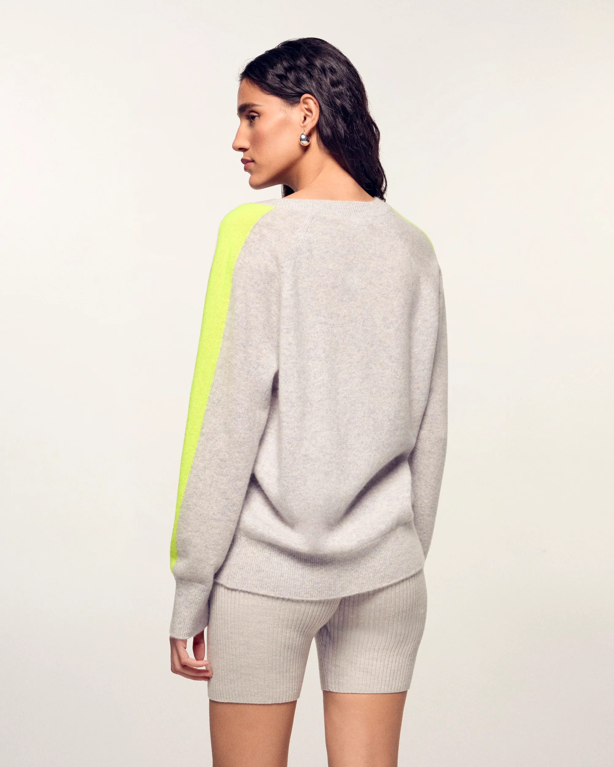 Pull Col V Oversize Bandes (S26 / FEMME / Gris Chiné Clair) - Image 4