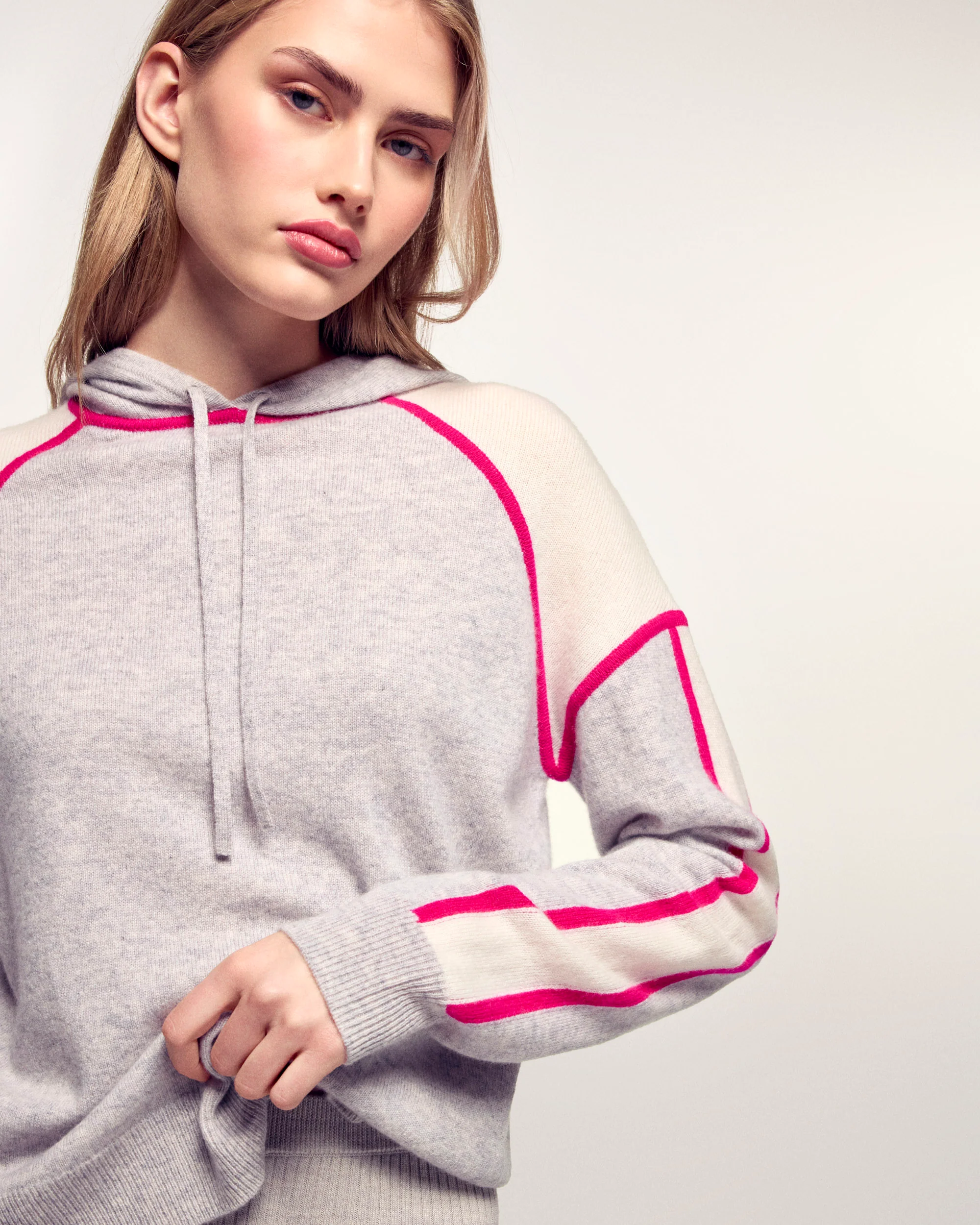 Pull Hoodie Tricolore (S26/ FEMME/ Gris Chiné Clair) - Image 2